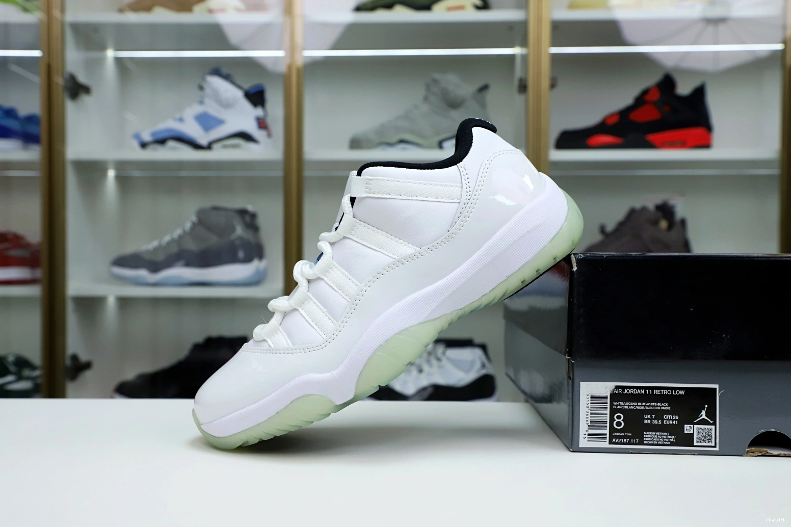 BLUE AIR LOW RETRO LEGEND 11 JORDAN 1004